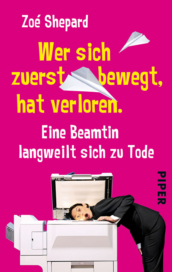 Wer sich zuerst bewegt hat verloren: Eine Beamtin langweilt sich zu Tode