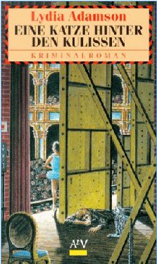 Eine Katze hinter den Kulissen